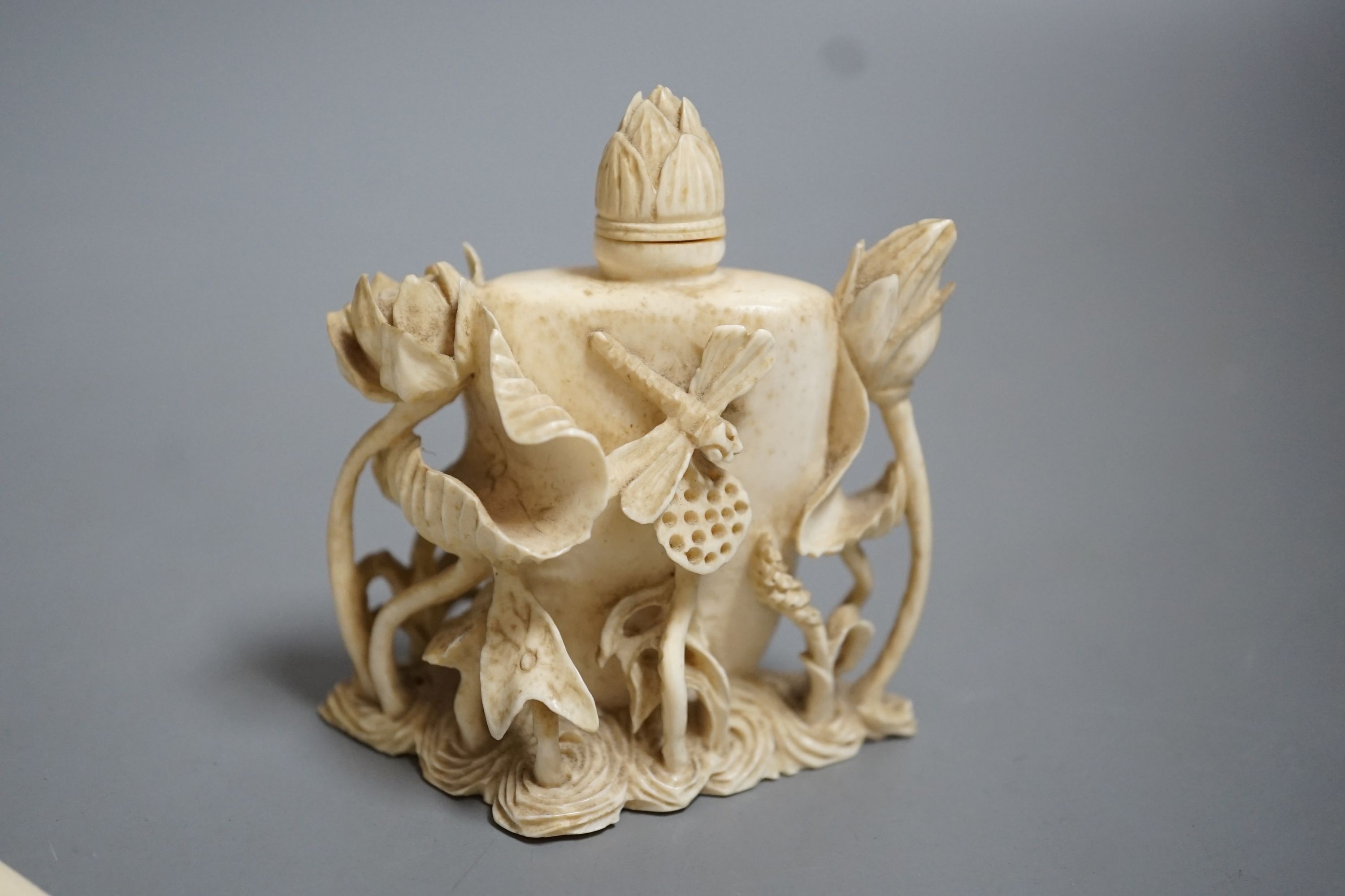 An early 20th century Chinese carved ivory page turner together with a similar carved ivory ‘dragonfly’ snuff bottle (2)